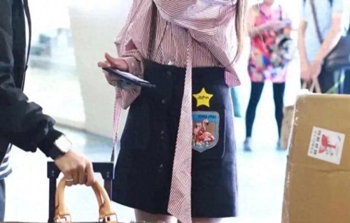 郭碧婷是真的有气质！身穿粉色条纹衬衫扎进裙子里穿还挺时尚洋气