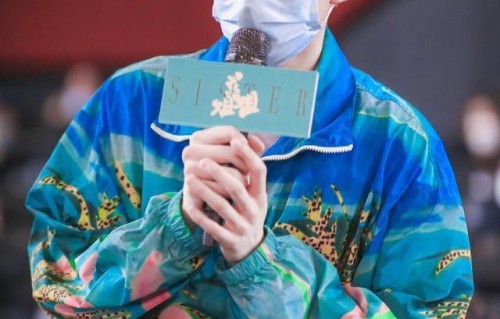 王源在《我的姐姐》首映会！以粉色造型出现！