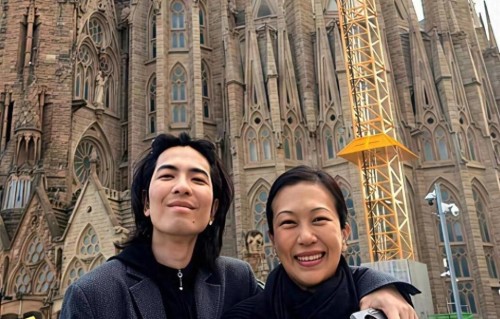 萧敬腾西班牙旅行照火了！他歪身靠在大14岁的老婆肩上 笑得像孩子