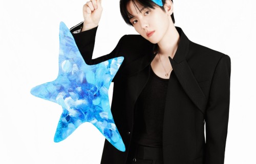 边伯贤手捧星河亮相，为粉丝拍摄出发图|中饭|天才