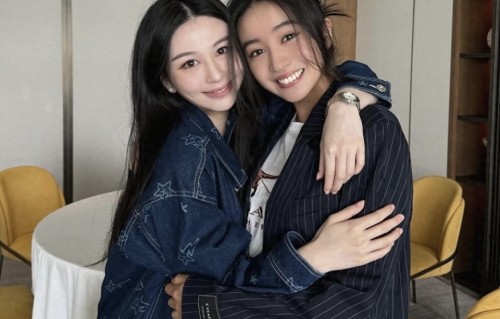 邱淑贞携女与工藤静香聚会，打扮素雅好温婉，俩星妈气质不相上下