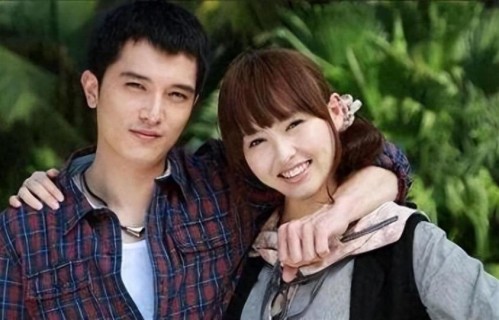 与唐嫣分手，8年没谈过恋爱，却在40岁娶小3岁混血妻子后强势翻红