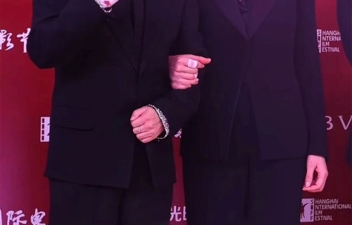 梁洛施挽导演男友走红毯！跟李泽楷分手15年，大儿子撞脸爷爷李嘉诚