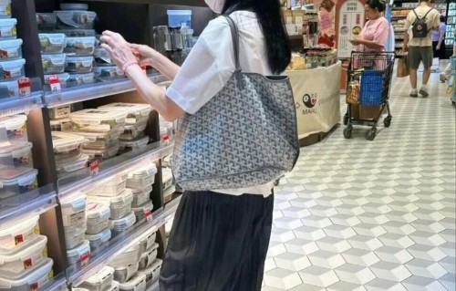 60岁朱丽倩素颜逛超市，松弛状态上热搜！豪门千金为爱隐身23年