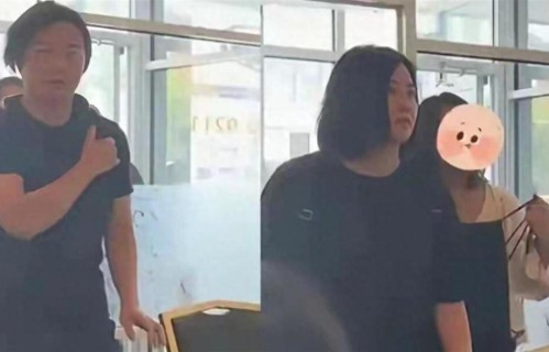郑伊健路边摊被偶遇，头发稀疏成这样了？49岁蒙嘉慧胖到认不出