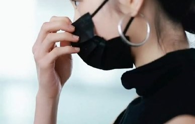 黄多多纯素颜上热搜频繁是不是刻意营销？