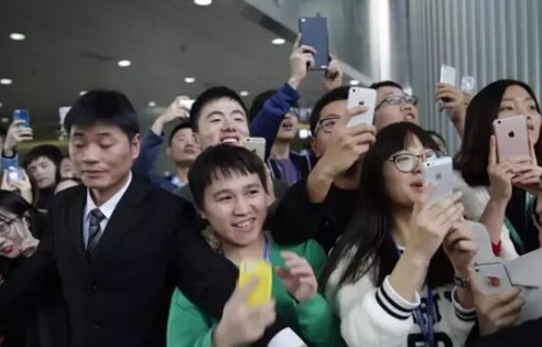 王力宏入职：女员工激动坏了-卖家网