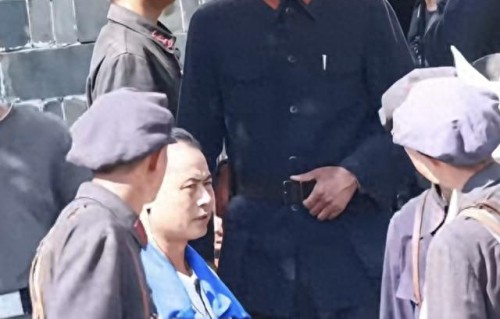 52岁李乃文天津被偶遇，站在救护车旁神情紧张，网友纷纷表示担忧 