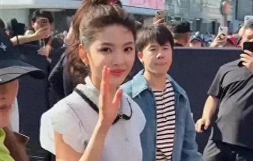 杭州偶遇章若楠！身穿针织衫搭超短裙，脚踩厚底长靴，又甜又灵动