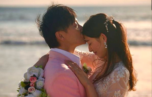方力申香港补办婚礼，晒一家三口婚纱照：去年太太毫无准备嫁给我