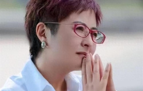 辞去央视铁饭碗，嫁大18岁李铁为妻，如今52岁张泉灵后悔吗