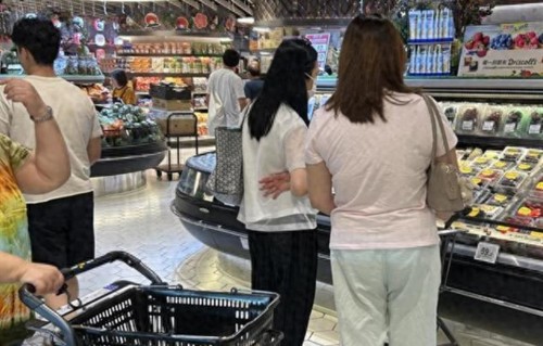 60岁朱丽蒨在超市被偶遇！