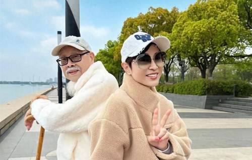 陈法蓉带90岁老爸游苏州，同款外套超有爱，父女俩温馨爆棚！