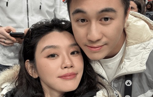 奚梦瑶晒照贺新年：与何猷君贴头合影好甜蜜，和何超欣一起看球赛