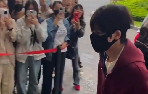 张凌赫在《逐玉》庆功宴上的红色造型具体是怎样的？|逐玉庆功会|张凌赫造型|庆功会造型|张凌赫庆功会|明星出发路透