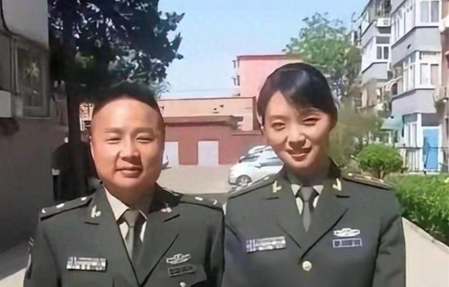 亮剑里秀芹的扮演者梁林琳和搭档，两人身着军装英姿飒爽