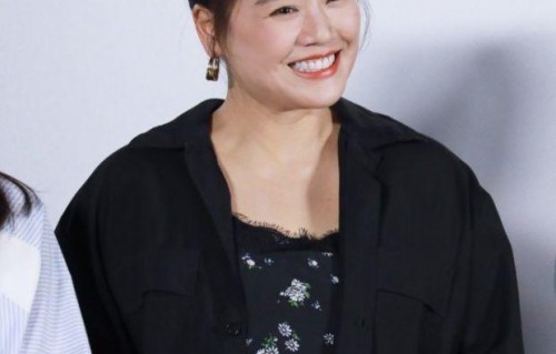 马思纯出席《断·桥》主创见面会 笑容依旧状态佳