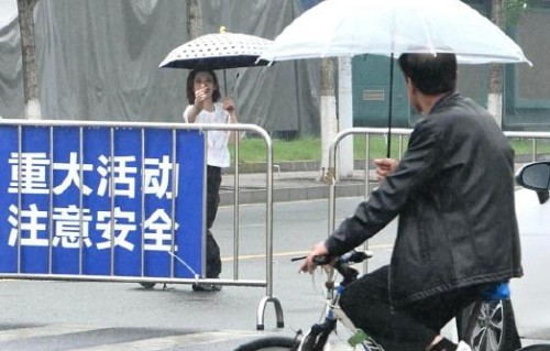 唐艺昕雨中比心错撒大爷，喜剧一幕展现真实人设圈粉无数