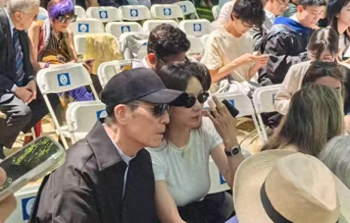 张艺谋夫妇现身耶鲁，参加儿子毕业礼，陈婷年轻贵气，两人好恩爱 