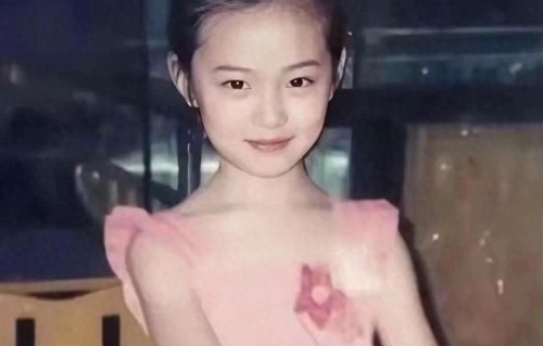 难怪能成为大明星，小时候居然这么漂亮！大家看出来她是谁了吗？