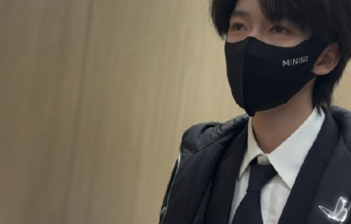 除了综艺，贺峻霖还在哪些公开场合以素颜状态出现过？