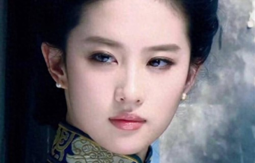 刘亦菲现身北电同学聚会，褪去明星光环，百变人生尽显从容