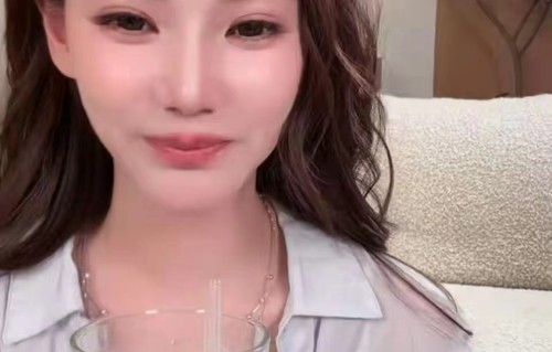 马筱梅晒儿子近照，看起来养得很棒肉嘟嘟的，神似哥哥汪希箖