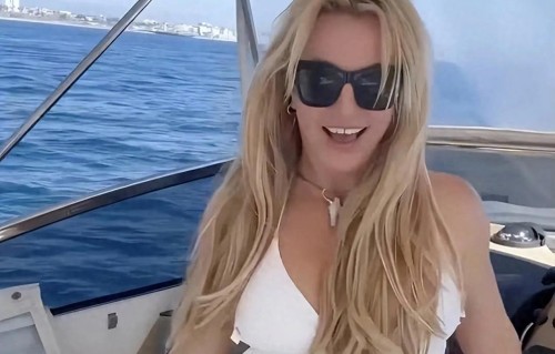 44岁布兰妮同框俩儿子久违亮相游艇上着泳衣跳舞很开心却引发担忧 