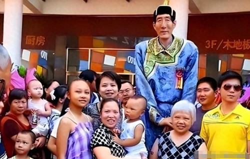中国第一巨人鲍喜顺：不听医生劝告非要生子，现在儿子长到多高？ 