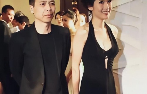 徐帆澄清离婚8月后，冯小刚近况曝光引发猜测，小心思暴露了
