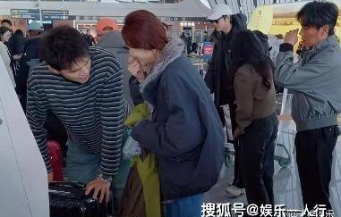 孙杨低头认错！当众向张豆豆道歉，行李箱打膜吵上热搜，秦昊的嫌弃藏不住了