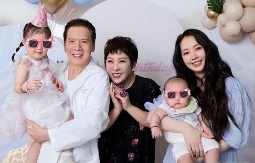 郭碧婷爸爸晒祖孙合照，姐弟五官酷似，网友：郭碧婷基因太出众