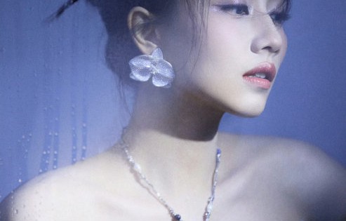 刘惜君在《歌手2025》帮唱后，为何能直接获得《歌手2026》的首发邀请？|月半小夜曲|beni|节目组|舞台|合作