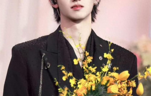 朱志鑫站姐执念太深，连续两年拍赵丽颖，双面美照甜飒双杀太绝了