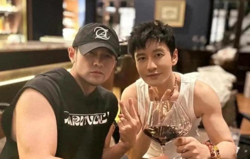 47岁的周杰伦和50岁的黄晓明同框，两人状态超好，说30我都信