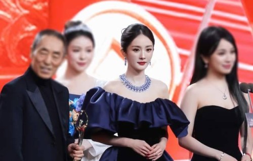 杨幂三封微博Queen:16年熬成85花“独苗”,她的胜利藏着内娱生存的真相