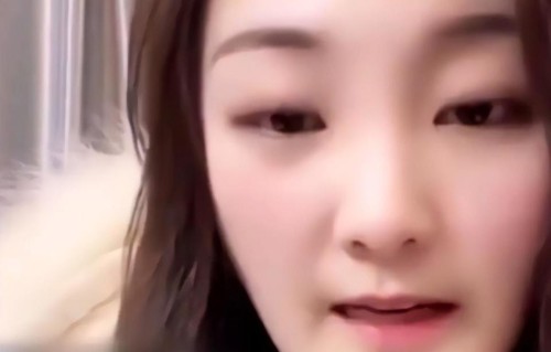 大衣哥靠前儿媳陈亚男又火了一次！陈亚男订婚内幕曝光，不生孩子也是另有原因