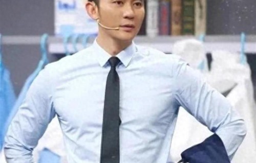 网友在上海一家肉夹馍店吃饭偶遇李晨，李晨点了一笼包子吃的很香