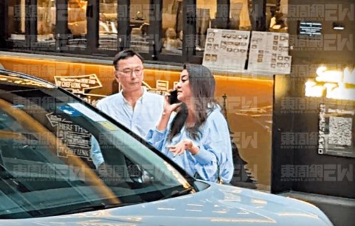 47岁廖碧儿新恋情曝光，男方戴眼镜斯文稳重，两人入会所有说有笑