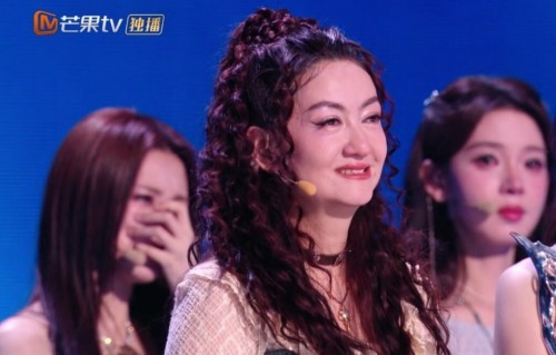 者来女被淘汰后只说了两句话，全场姐姐哭成泪人，谢娜却尴尬了