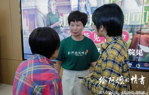 朴彩英点赞！潮汕阿姨凭魔性翻唱跨界追星，60岁拍电影惊艳全网