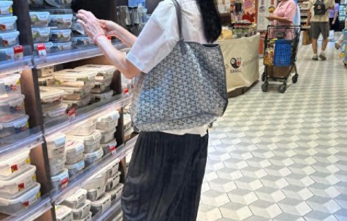 刘德华爱妻罕见露面，60岁无滤镜状态曝光，乌黑长发成全场焦点 
