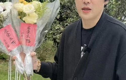 湾湾知名主播建国越界了，金宝山两束花，让汪小菲和两个孩子尴尬