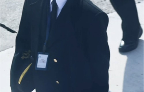 王星越现身机场引粉丝围观|线下活动|告白|秀场|男神