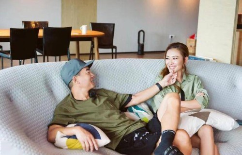 《妻子的浪漫旅行》，亲密关系的哈哈镜