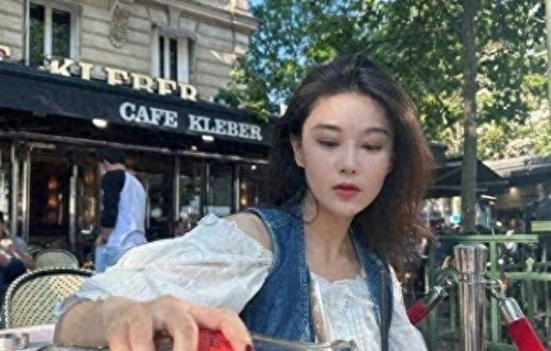 张馨予太丰满，穿白衬衫都兜不住好身材，我感慨军人老公眼光真好