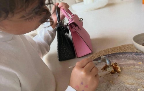 乔治娜在家拿着爱马仕抱着娃，女儿拿俩爱马仕吃饭，一家都爱炫富 