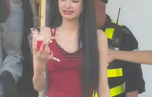 孙怡获赠王冠扇子展露笑容，情绪反应真实可爱