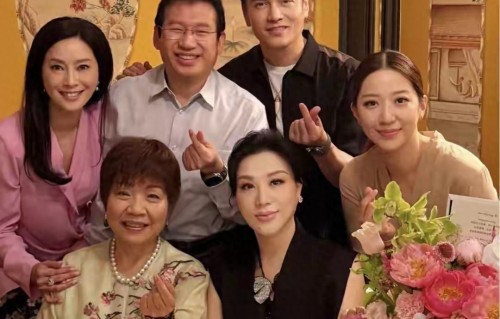 69岁吕良伟为爱妻庆生，头发乌黑显年轻，生理年龄竟才39岁 