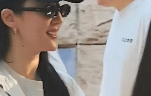 刘亦菲回北电和同学聚会被偶遇 穿衬衣戴墨镜打扮清爽靓丽